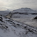 Im Aufstieg zum Slættaratindur - Ausblick in Richtung Húsafjall (695 m, mittig). Der erste Teil des Aufstiegs erfolgt etwa nordwärts nahe der Grenze zwischen den Gebieten von Eiði und Funningur. Anfangs befindet sich dort ein Zaun, später sind es auch einzelne Stangen.