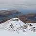 Slættaratindur - Ausblick vom Gipfelplateau in etwa südwestliche/westliche Richtung. Der Blick geht über den West-Grat und Hálsur u. a. auf Eiði und den Eiðiskollur. Hinter der Meerenge Sundini ist der Norden der Nachbarinsel Streymoy zu sehen.