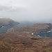 Hálsur - Ausblick vom Steilabbruch auf Eiði und den Eiðiskollur. Die Horizontlinie ist bereits nicht mehr zu erkennen, gleich wird uns der Schneefall erreichen.