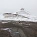 Hálsur - Rückblick von dem Plateau, welches sich auf gut 700 m Höhe im Anschluss an den Slættaratindur-West-Grat befindet. Während diese flache Stelle quasi komplett freigeblasen ist, befindet sich an den Hängen ringsum teilweise ziemlich viel Schnee und Eis.