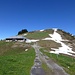 Bei der Alphütte rechts der Flanke nach im Sommer, obendrüber im Winter