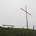 Gipfelkreuz Regenflüeli: wenigstens werden einem hier keine falschen Hoffnungen gemacht wie beim Sonnenberg in Kriens, der nur wenige Kilometer weiter auch im Nebel steckt.