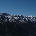 Hinter dem doppelgipfligen Salzachgeier und dem vorgelagerten Schafsiedel sehen die Berge der Reichenspitzgruppe herüber.