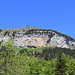 Blick zur Ebenalp. deutlich erkennbar unter der Felswand das Berggasthaus Äscher und rechts davon die Wildkirchli-Höhlen