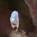 Ausblick durch ein Loch im Felsen auf die Steilküste bei Caleta Cantera 
