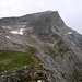 Blick von Osten auf die Alpspitze, man steigt entweder über den Grat links oder durch die schuttgefüllte Wanne auf. Beide Varianten sind relativ harmlos.