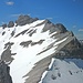 Kurz vor der Großen Riedlkarspitze zeigt sich die Larchetkarspitze recht eindrucksvoll. Vom Gipfel aus betrachtet, wird sie von der Pleisenspitze direkt dahinter überragt und fällt kaum noch auf.