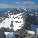 Blick vom Gipfel nach Westen zur Pleisenspitze. Direkt davor die Larchetkarspitze, die von ihrer bulligeren "Kollegin" geradezu geschluckt wird. Im Hintergrund das Wettersteingebirge mit der Zugspitze.