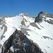 Links hinten Marxenkar-, sowie Kleine und Große Seekarspitze; rechts die Breitgrießkarspitze, die sich als nächstes Ziel präsentiert. Deutlich zu erkennen das steile, etwas ungute Schneefeld direkt über dem Steilabbruch, durch das die Querung der Westflanke erfolgt.