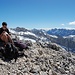 Bild von Uwe: [u 83_Stefan] beim Durchstöbern des Gipfelbuchs der Larchetkarspitze.<br />(c) Uwe