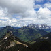 Ausblick vom Gulmen auf eine Toggenburger Bilderbuchlandschaft: Im Vordergrund die Goggeien, hinten der Alpstein
