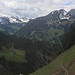 Aussicht oberhalb Unter Chüeboden auf den Hundsrügg (links; 2046,7m) und die Gipfel der Gastlosen mit der Gratflue (rechts vorn; 1935,1m) am Gratbeginn.
