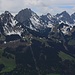 Links sind die zahlreichen Felstürme der Gastlosen und Sattelspitzen, dahinter Zuckerspitz (2133m), Dent de Ruth (2236,2m) und Dent de Savigny (2252m). Der höchste Gipfel der Sattelspitzen ist der Rüdigenspitz (2124m).