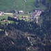 Schafberg (2239m): Tiefblick vom Gipfel im Zoom auf Jaun-Kappelboden (1021m).