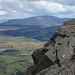 Weite Sicht beim Aufstieg auf Moelwyn Bach (710m). Der dunkle Berg im Hintergrund ist Cadair Idris (893m), ein sehr bekanntes Bergwanderziel in Wales.