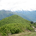 in primo piano la costa boscosa della Corona dei Pinci