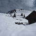 Schäferhütte mit Auf-/Abstiegsspuren.<br />Es hatte doch einiges an Schnee