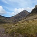 schönes Bild von Irland's höchstem Berg; Carrauntoohil. Von hier aus sieht die Devils Ladder eher flach und harmlos aus - täuscht jedoch gewaltig ...