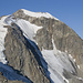 Der Vorder Tierberg (3091m), den wir über den Steingletscher, den vereisten Rücken links im Bild, und die anschließende Geröllflanke in gut einer Stunde ab Hütte erreichten.