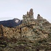 Felsformation mit Teide im Hintergrund