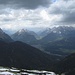 von links: Westliche Karwendelspitze, Arnspitzen, davor Mittenwald, dahinter Leutasch und die Hohe Munde, rechts Wettersteinwand