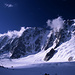 Im Süden wird der Argentière-Gletscher von einer Bergkette mit mächtigen Norwänden begrenzt. Von links nach rechts sind dies Les Courtes (3858m), Les Droites (4000m) und die Aiguille Verte (4122m). Aufgenommen beim Aufstieg zum Col du Chardonnet.
