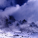 Am letzten Tag sind wir wieder auf dem Argentière-Gletscher unterwegs. Auf dem Weg zum Améthystes-Gletscher lichtet sich die dichte Wolkendecke und gibt die Felwände der Aiguille d'Argentière frei.
