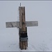 Am Gipfel...auch hier noch nicht hinter dem Vorhang. Im Vergleich dazu die Schneesituation vom [http://www.hikr.org/gallery/photo733450.html?post_id=47759#1 16. März 2012]. Man beachten den "Sockel" des Gipfelkreuzes...