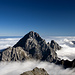 Watzmann (2713m) im Wolkenmeer, fotografiert vom Gipfel des Großen Hundstods. 