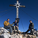 Adi, Sven und Tobias unterm Gipfelkreuz des Großen Hundstods (2593m).