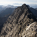 Watzmann-Südspitze (2712m) von der fast gleich hohen Watzmann-Mittelspitze (2713m). Rechts im Bild sieht man den Verbindungsgrat. Im Zentrum des Bildes sieht man in die 2000m hohe berühmte Ostwand. Am Horizont zeigen sich die Hohen Tauern mit Glocknergruppe (Mitte) und Venedigergruppe (rechts).