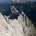 Blick von der Mittelspitze auf den kleinen Watzmann (2307m) und die Watzmann-Kinder. Der Berg im Hintergrund ist der hohe Göll (2522m).