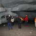 Gletscheraufwärts gibt es eine weitere Grotte, die man auf Knien gehend erreichen kann. Gut haben wir Helme auf!