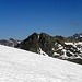 Brunnerkarkopf(3246m)-mitte,zwischen Locherkogel(3324m)-links und Watzespitze(3532m)-rechts im Hintergrund.