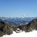 Blick uber Mittelbergjoch(3166m)-mitte unten(und Pitztaler Joch,2996m etwas rechts dahinter), zum Geigenkamm-nach links, in Hintergrund Stubaier Alpen.