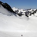 Rückblick zur Mitterbergjoch(3470m), in der Ferne es sieht sich Weißkugel(3739m)-links und weiter im Hintergrund  Bernina Gruppe(?).