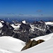 Blick Richtung Wurmtaler Joch(3089m)-mitte, mit Bliggspitze(3453m) und Eiskastenspitze(3371m)-links, Hapmeskopfe (3289m) und Locherkogel(3324m), in Hintergrund ist es Hohe Riffler(3152m) in Verwall Gruppe-links und Parseierspitze-rechts(3038m) in Lechtaler Alpen gut erkennbar. 