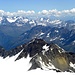 Zoom nach Osten,uber Weisse Kogel,3407m und Nederkogel,3163m, links Stubaier Alpen, mitterechts Zillertaler Alpen im Hintergrund.