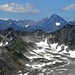 Zoom zur Braunschweiger Hutte,2759m,unten, mit den Weg zur Pitztaler Joch(2996m)-mitte,Stubaier Alpen dahinter, Wilde Leck,3359m-rechts im Hintergrund.