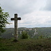 Kreuz auf dem Hohlen Fels mit Schloss Werenwag jenseits des Tales