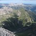 Der Blick schweift über das Sulztal ins Allgäu: ganz links der Biberkopf (2599m), weiter rechts Hohes Licht (2651m), Hochfrottspitze (2648m), Mädelegabel (2645m, mit Schneefleck davor) und das dunkle Horn der Trettachspitze (2559m)