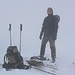 Oli bei Wind, Nebel und Schneefall auf dem Dängelstöck (2361m).