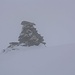 Der Gipfelsteinmann auf Ratoser Stein (2474m) tauchte plötzlich im Nebel auf. Während unserer Gipfelrast löste sich Glücklicherweise der Nebel etwas auf.