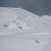 Prächtig präsentierte sich uns der Hochwang (2534m) im Sattel P.2390m der sich mit dem Schneetreiben noch alpiner präsentiert.