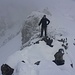Oli auf den letzten, etwas ausgesetzten Meter zum Gipfel vom Tüfelsch Chopf (2480m).