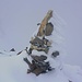 Das vereiste Gipfelsteinmännchen auf dem Tüfelsch Chopf (2480m).