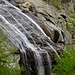 Der Fiume Calnegia streichelt die vom Gletscher polierten Flanken