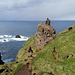 Unterwegs auf Mykines - Ausblick auf einen kleinen Felsen nahe der Hólmgjógv.