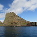 Während der Fährüberfahrt von Sørvágur nach Mykines - Blick auf die steil abbrechende Südflanke von Tindhólmur (262 m).