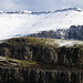 Während der Fährüberfahrt von Sørvágur nach Mykines - Ausblick über den westlichen Teil von Tindhólmur. Im Hintergrund ist der Gratrücken zwischen Knavin (485 m) und Rógvukollur (464 m, rechts) auf der Insel Vágar zu sehen. Dort sind wir u. a. [http://www.hikr.org/tour/post64588.html am 29.04.2013] entlang gewandert. Der eigentliche Wanderweg zwischen Gásadalur und Bøur verläuft etwas unterhalb.